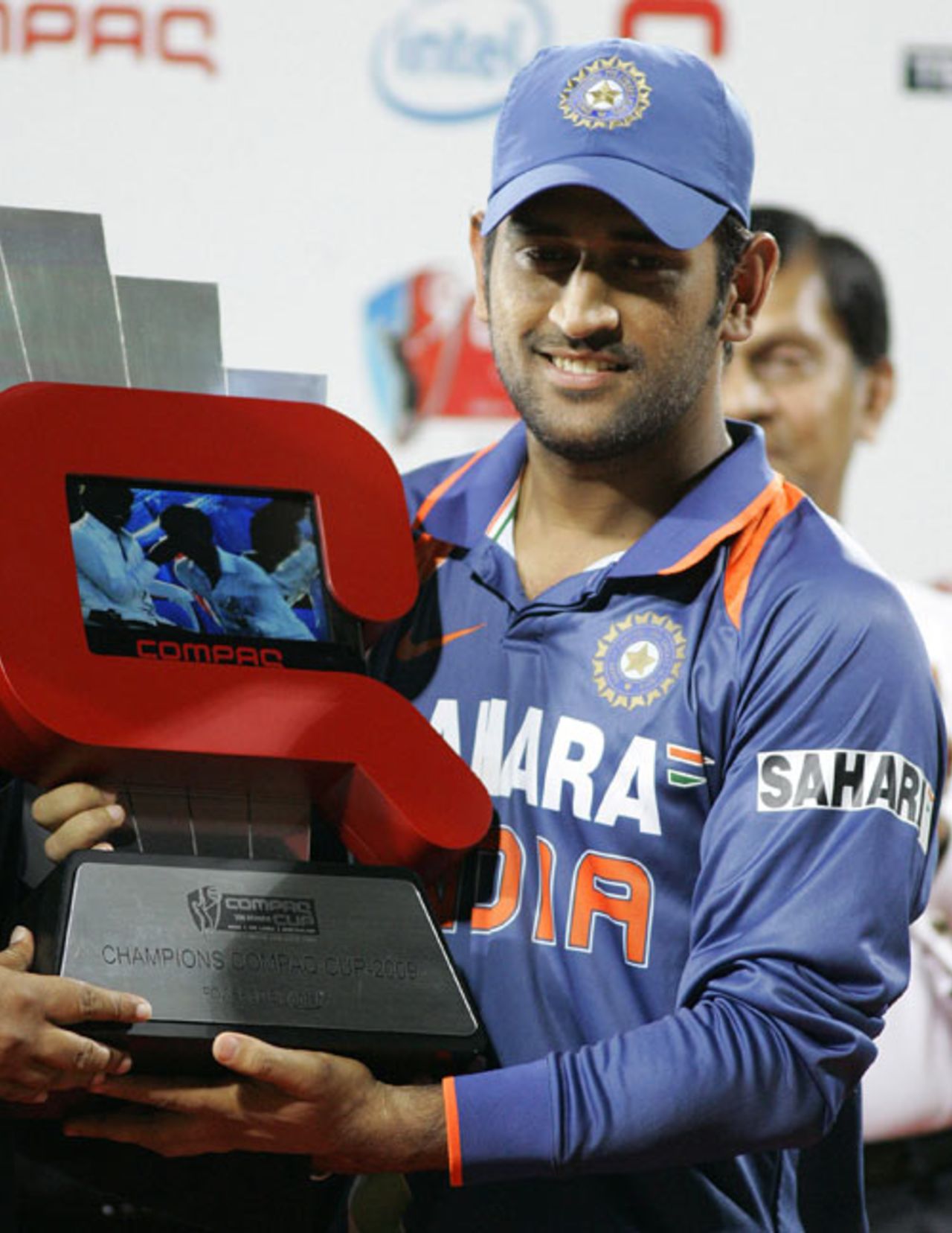 MS Dhoni with the Compaq Cup, Sri Lanka v India, Compaq Cup, final, Colombo, September 14, 2009