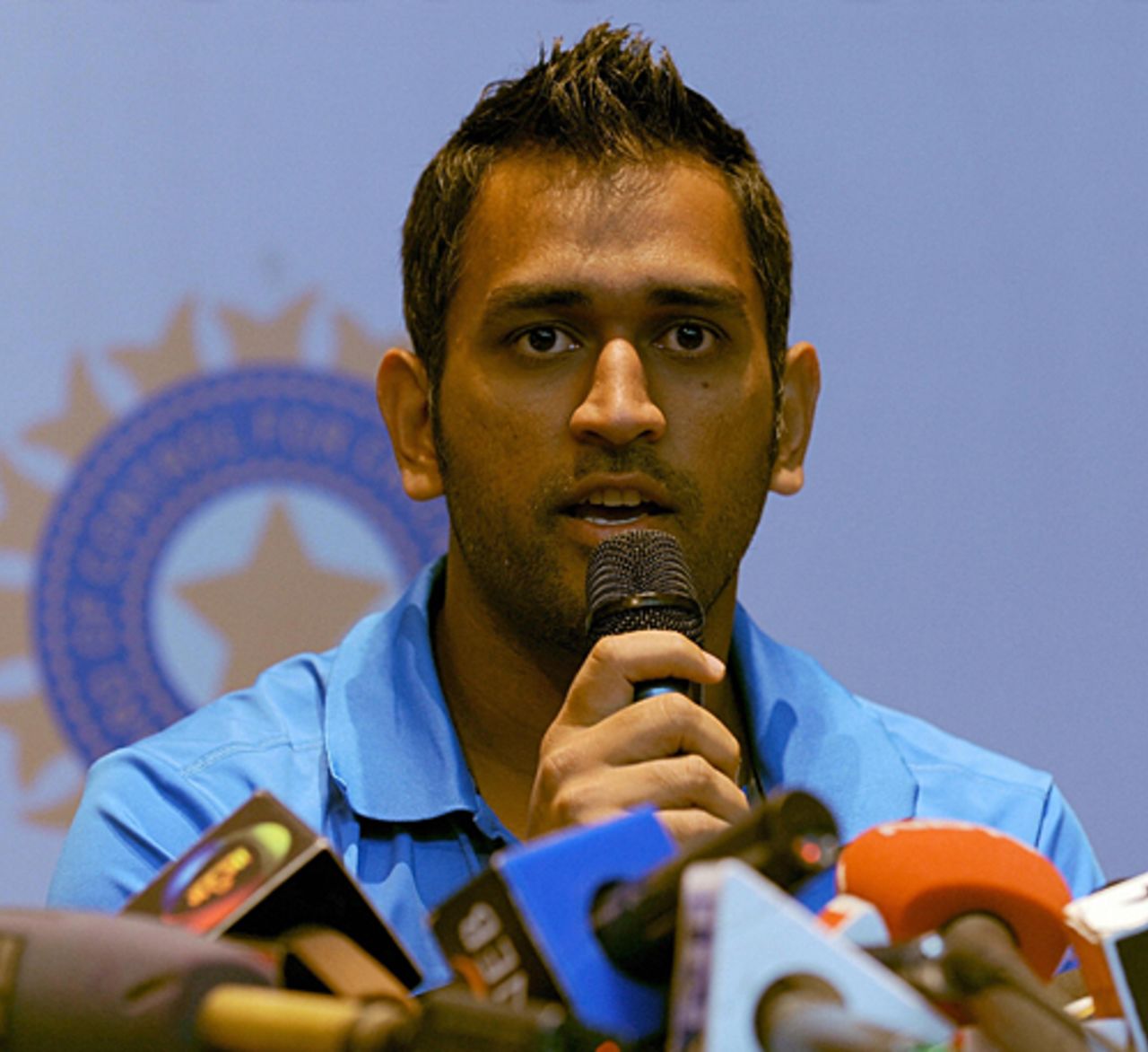 MS Dhoni speaks to reporters, Mumbai, September 17, 2009