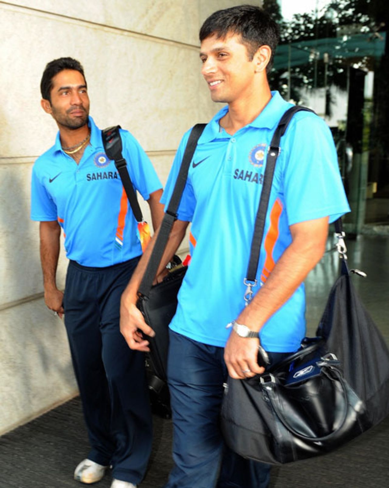 Dinesh Karthik and Rahul Dravid head to the team bus, Mumbai, September 18, 2009