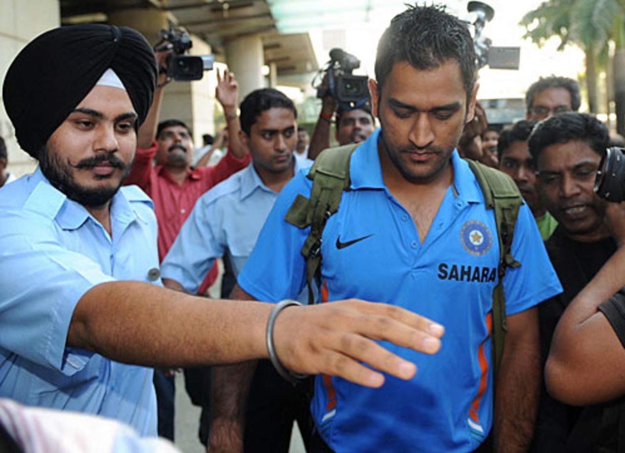 MS Dhoni on his way to the aiport, Mumbai, September 18, 2009