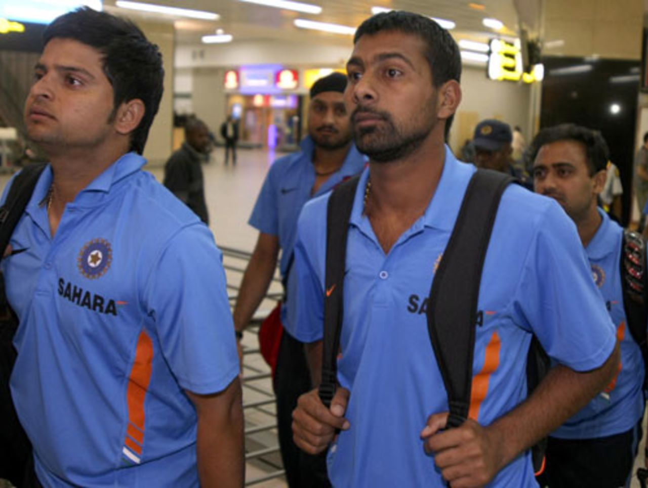 Suresh Raina and Praveen Kumar at Johannesburg airport, Champions Trophy, September 18, 2009