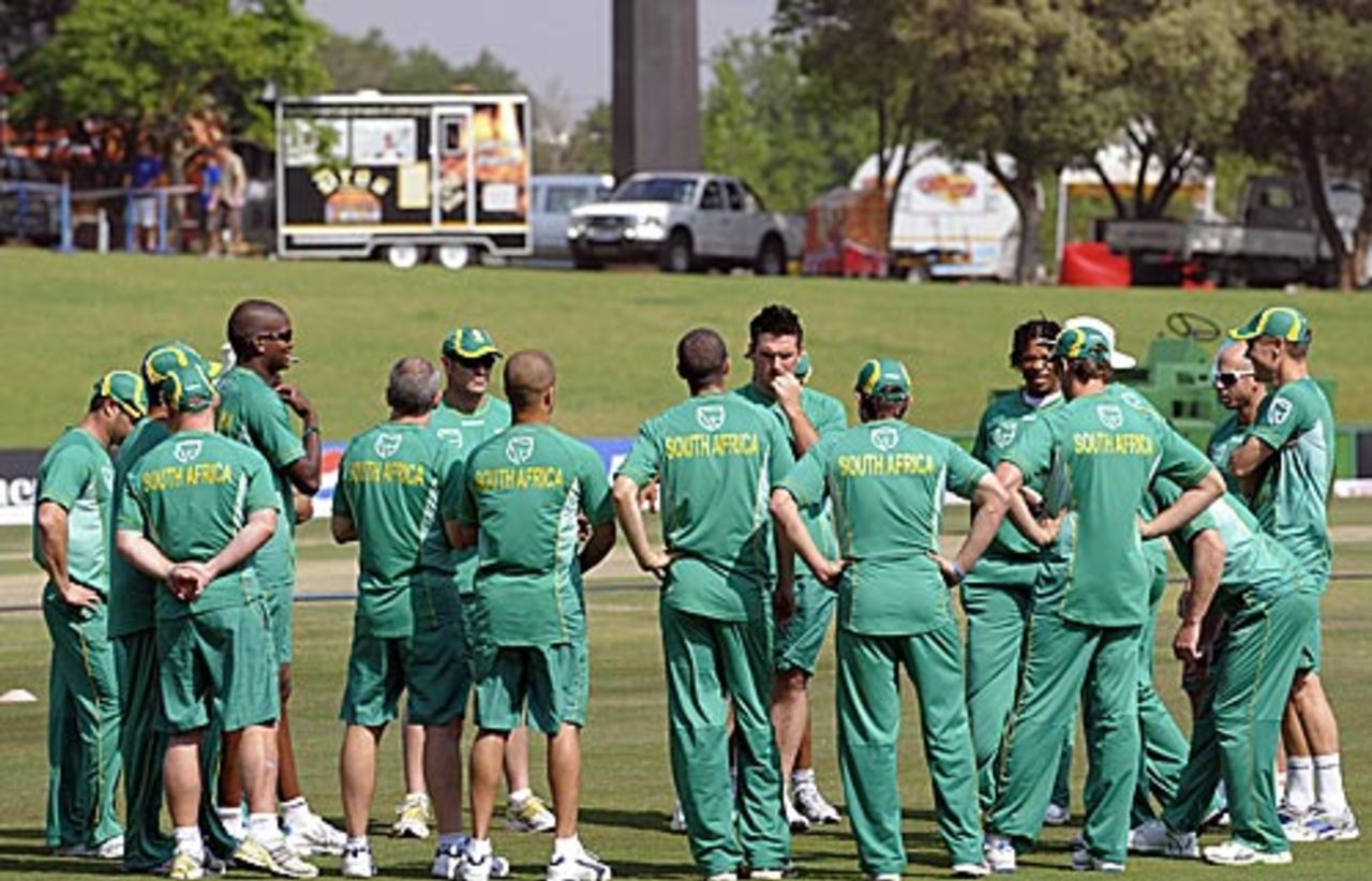 Graeme Smith in a discussion with the rest of the South African squad, Centurion, September 21, 2009