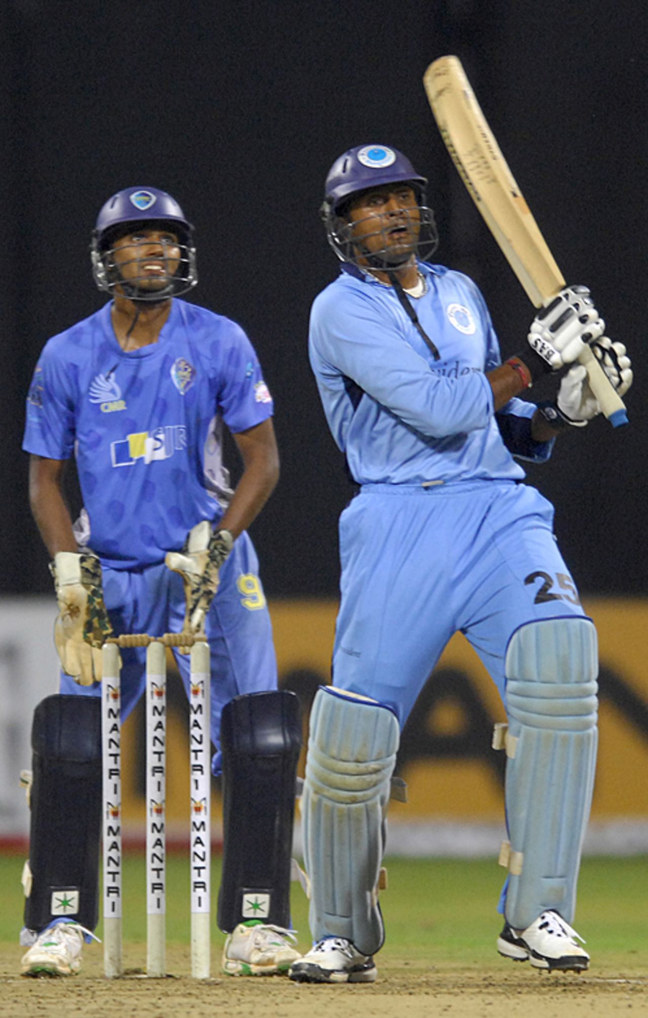 Balachandra Akhil in an aggressive mood, Bangalore Provident (Rural) v Mysore Maharaajas, Karnataka Premier League Cup, September 21, 2009