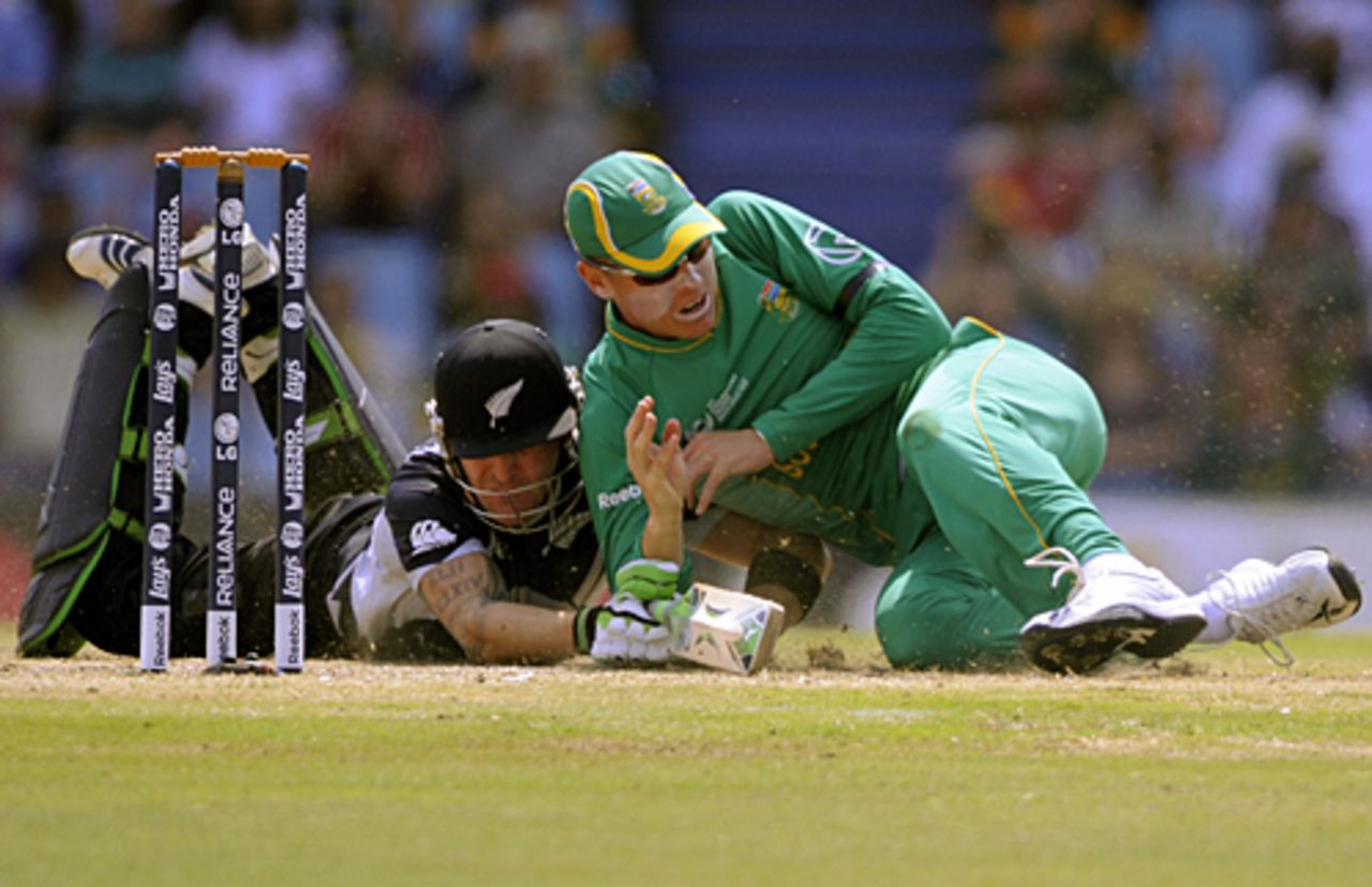 Brendon McCullum and Johan Botha collide, South Africa v New Zealand, Champions Trophy, Group B, Centurion, September 24, 2009