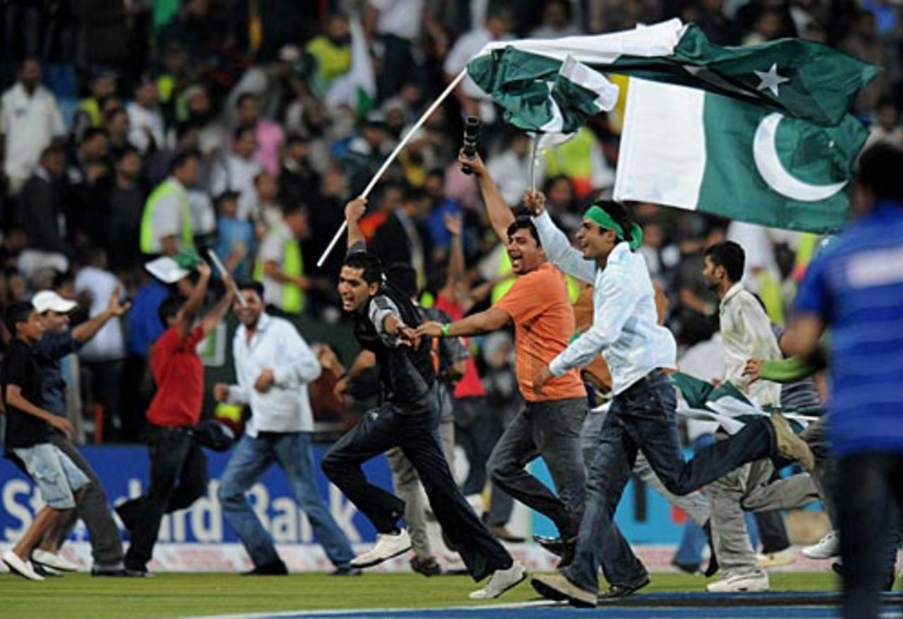 Pakistan fans invaded the field after their team's victory, India v Pakistan, Champions Trophy, Group A, Centurion, September 26, 2009