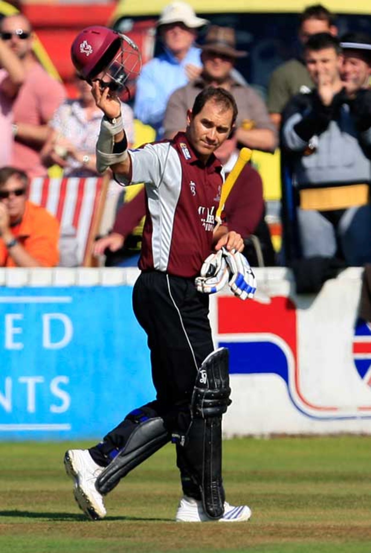Justin Langer salutes the crowd after his final innings for Somerset, Somerset v Durham, Pro40, Taunton, September 27, 2009