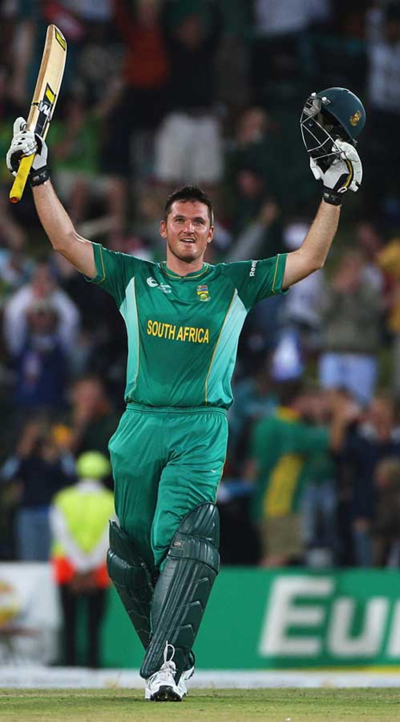 Graeme Smith led from the front and acknowledges his hundred, South Africa v England, ICC Champions Trophy, Group B, Centurion, September 27, 2009