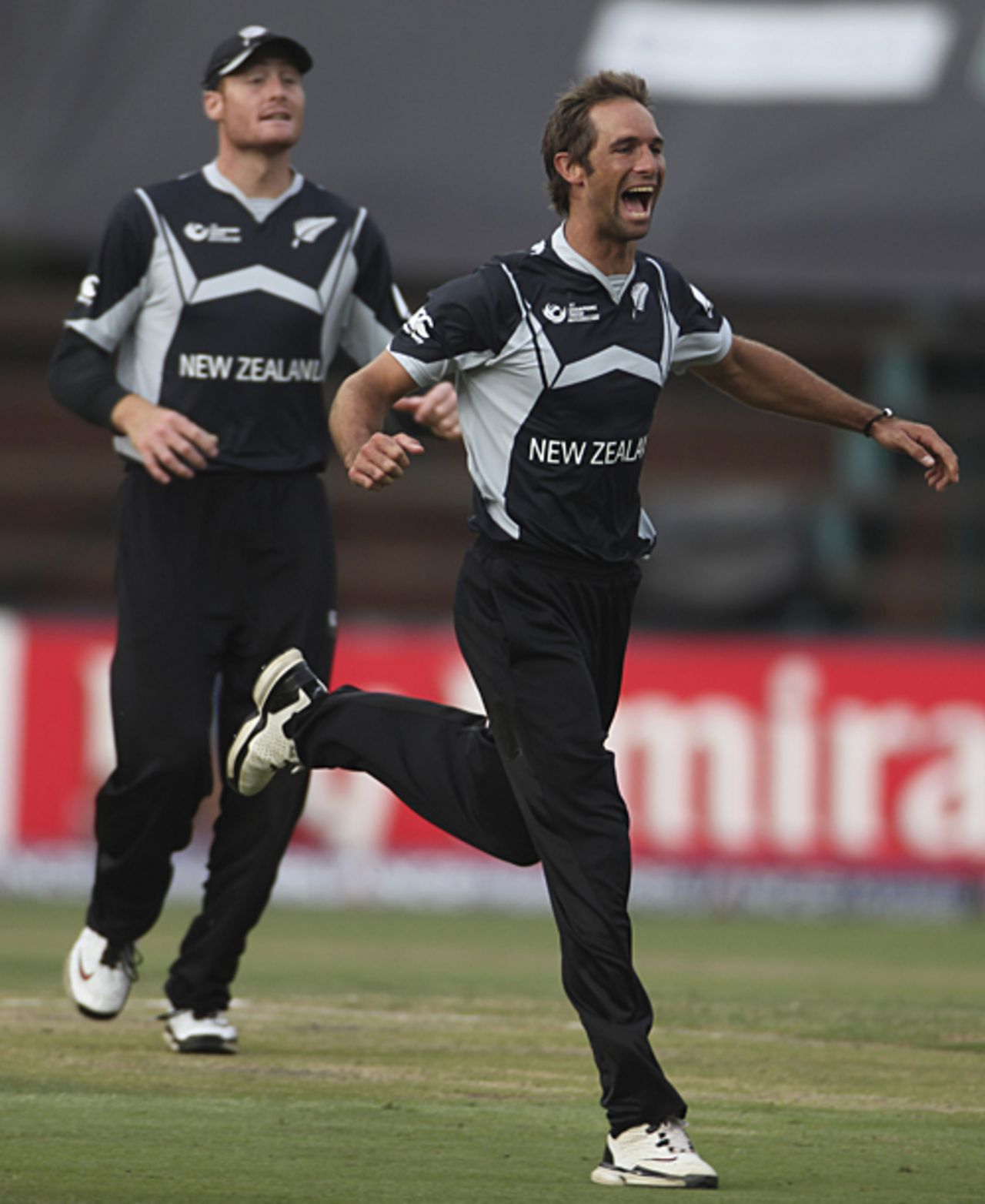 Grant Elliott picks up his fourth wicket, England v New Zealand, ICC Champions Trophy, Group B, Johannesburg, September 29, 2009