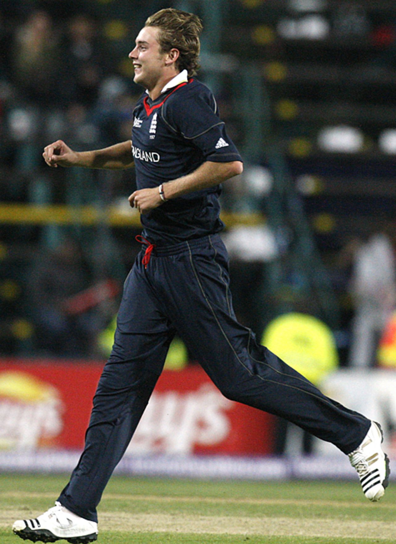 Stuart Broad gives England their first breakthrough, England v New Zealand, ICC Champions Trophy, Group B, Johannesburg, September 29, 2009