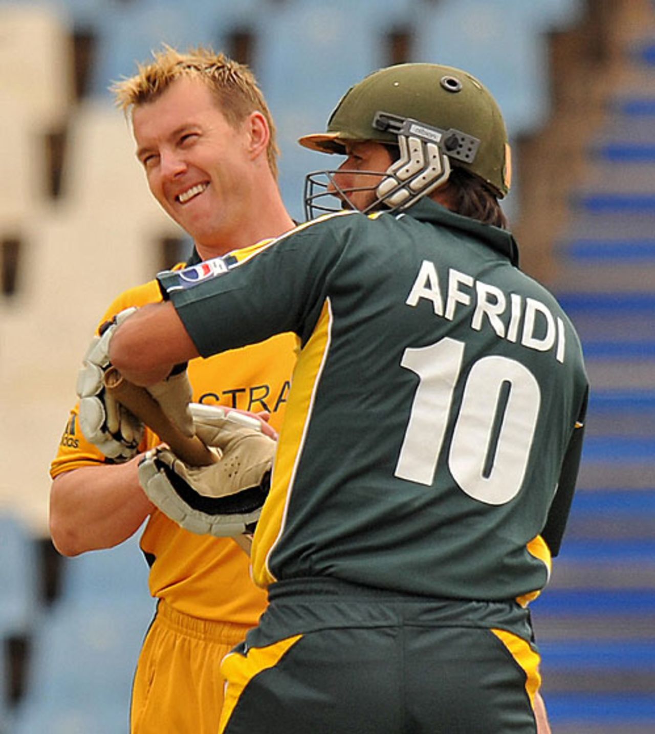 Shahid Afridi and Brett Lee get up close, Australia v Pakistan, ICC Champions Trophy, Group A, Centurion, September 30, 2009