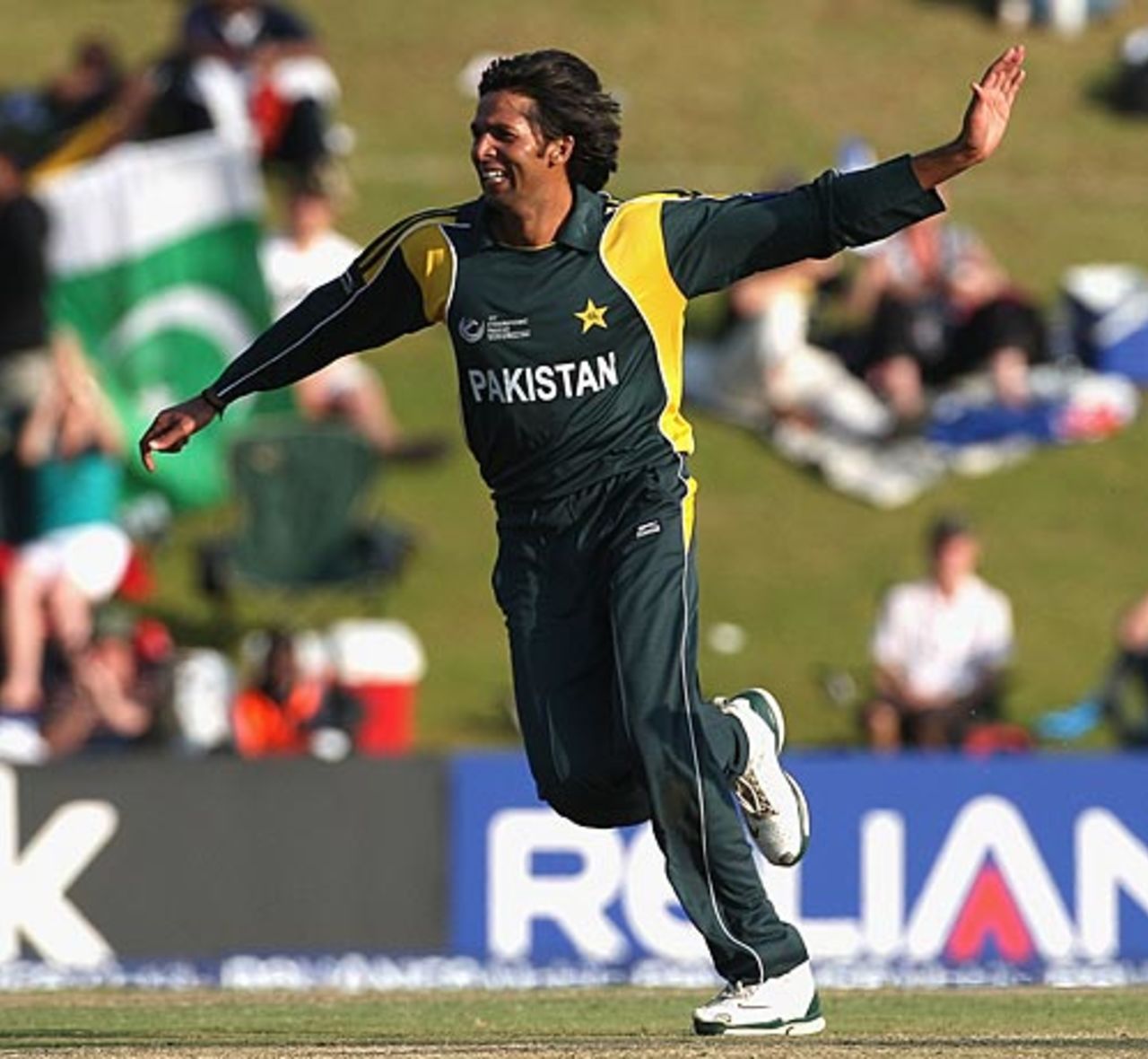 Mohammad Asif celebrates Cameron White's wicket, Australia v Pakistan, ICC Champions Trophy, Group A, Centurion, September 30, 2009