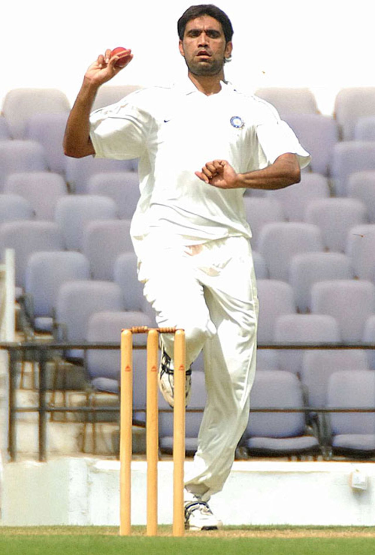 Munaf Patel charges in, Mumbai v Rest of India, Irani Cup, Nagpur, 2nd day, October 2, 2009