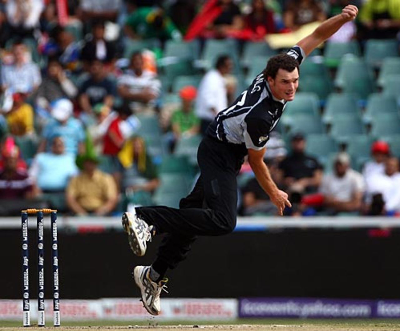 Kyle Mills took the new ball, New Zealand v Pakistan, ICC Champions Trophy, 2nd semi-final, Johannesburg, October 3, 2009