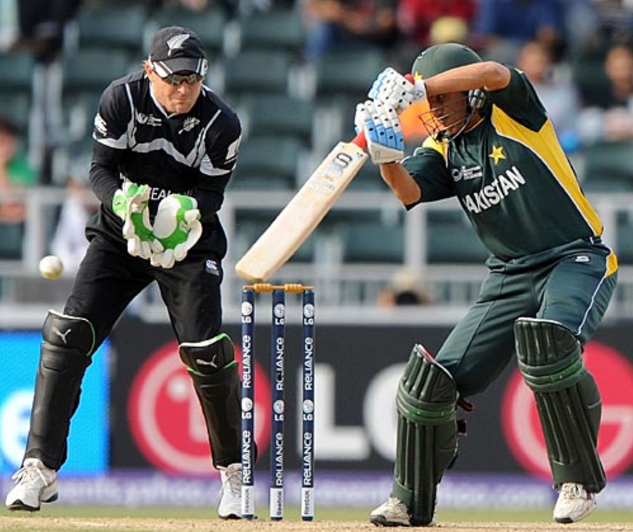 Younis Khan steers one past Brendon McCullum, New Zealand v Pakistan, ICC Champions Trophy, 2nd semi-final, Johannesburg, October 3, 2009