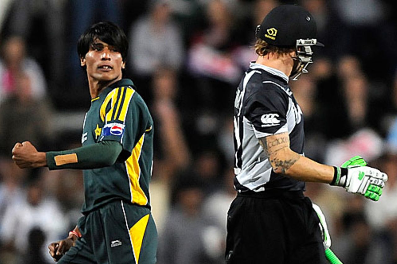 Mohammad Aamer wishes Brendon McCullum well on his way back, New Zealand v Pakistan, ICC Champions Trophy, 2nd semi-final, Johannesburg, October 3, 2009