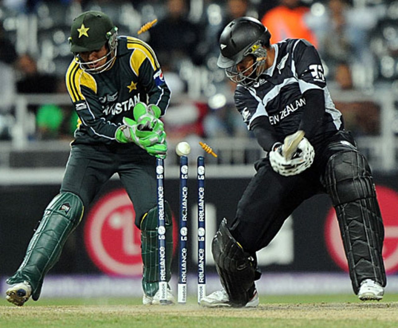 Ross Taylor is bowled while trying to cut, New Zealand v Pakistan, ICC Champions Trophy, 2nd semi-final, Johannesburg, October 3, 2009