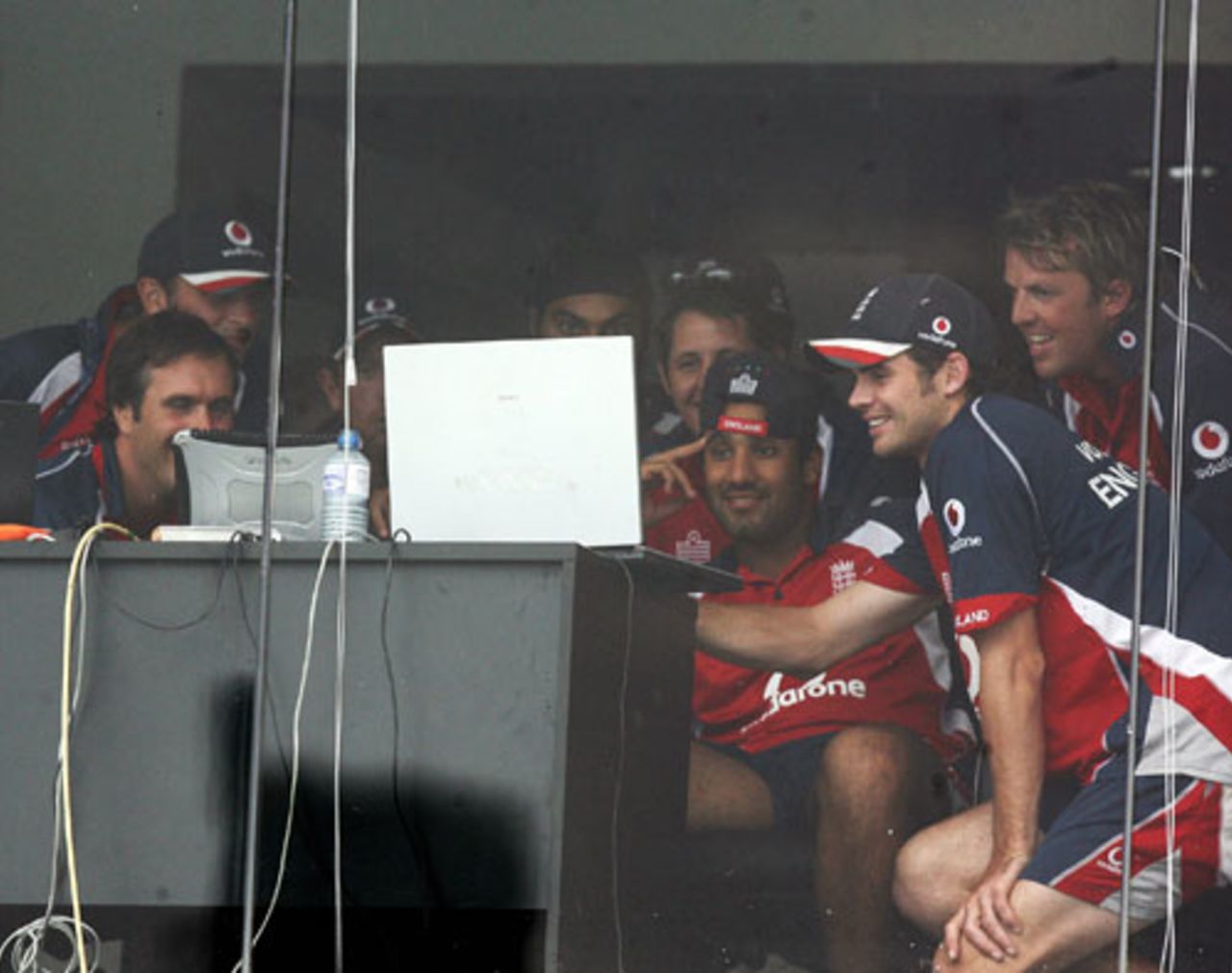 England players gather around a laptop, Sri Lanka v England, third Test, Galle, 21 December 2007
