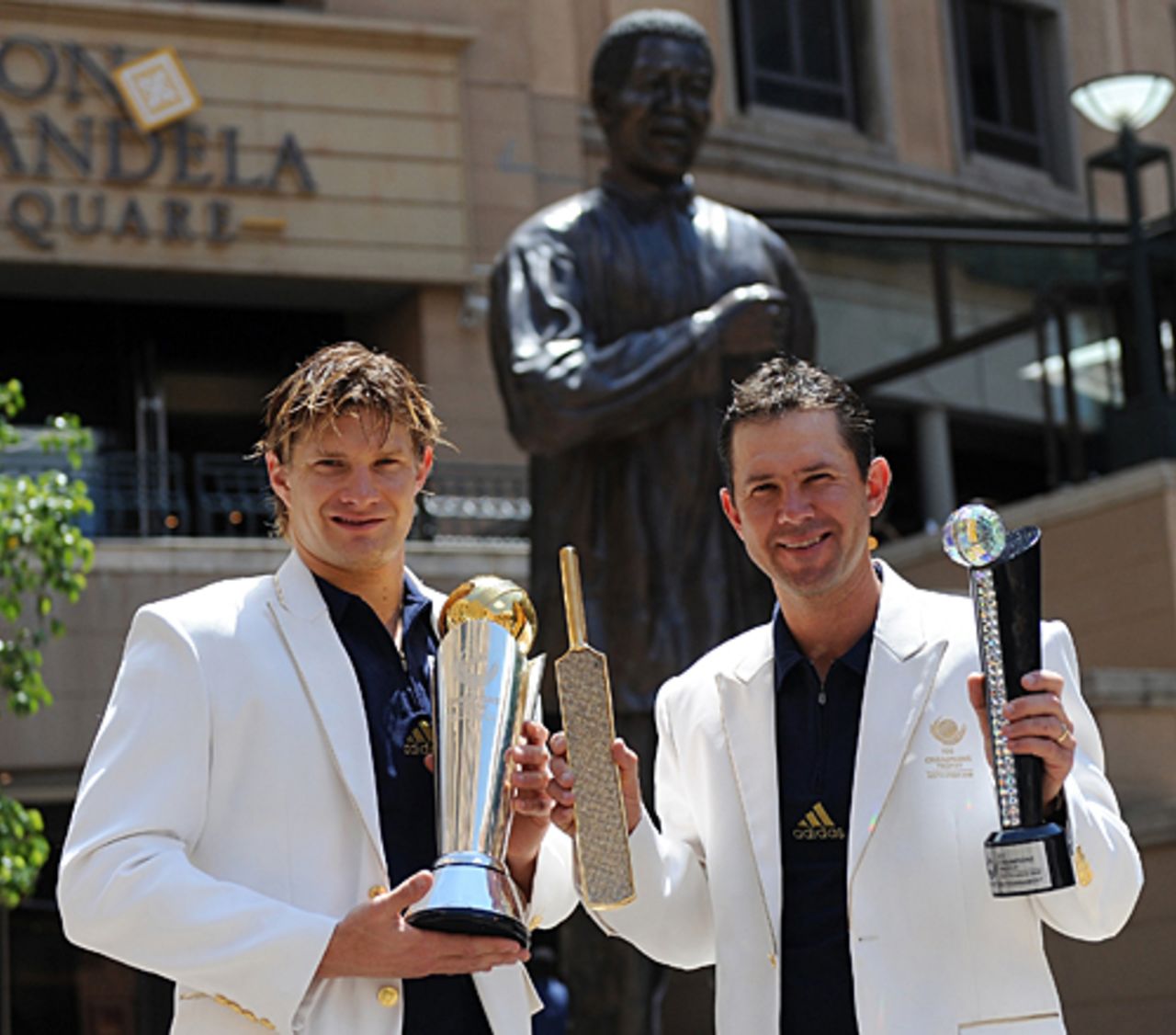 Ricky Ponting and Shane Watson with their prizes from the Champions Trophy, Johannesburg, October 6, 2009