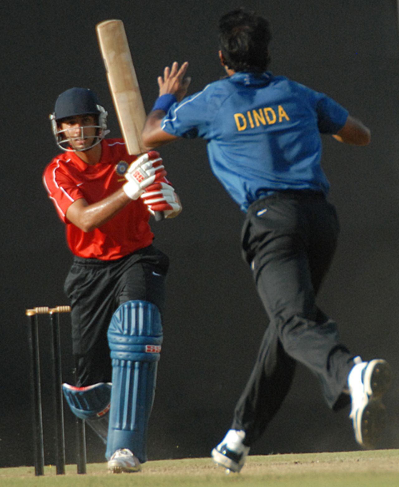 Ishank Jaggi hits back straight to Ashok Dinda , India Blue v India Red, NKP Salve Challenger Trophy, Nagpur, October 8, 2009