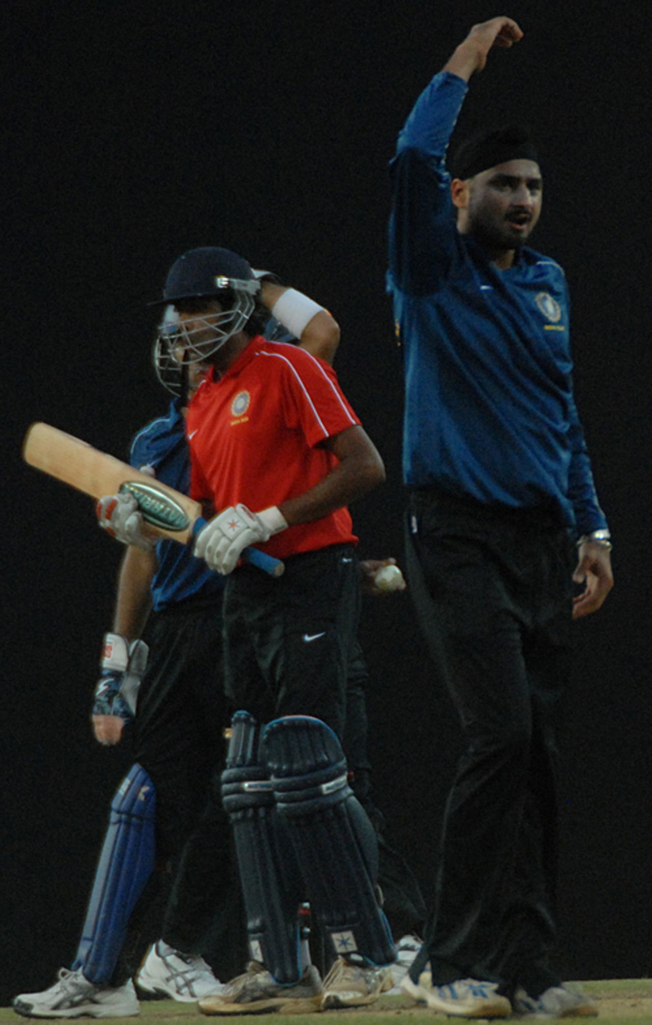Harbhajan Singh picks up another wicket, India Blue v India Red, NKP Salve Challenger Trophy, Nagpur, October 8, 2009
