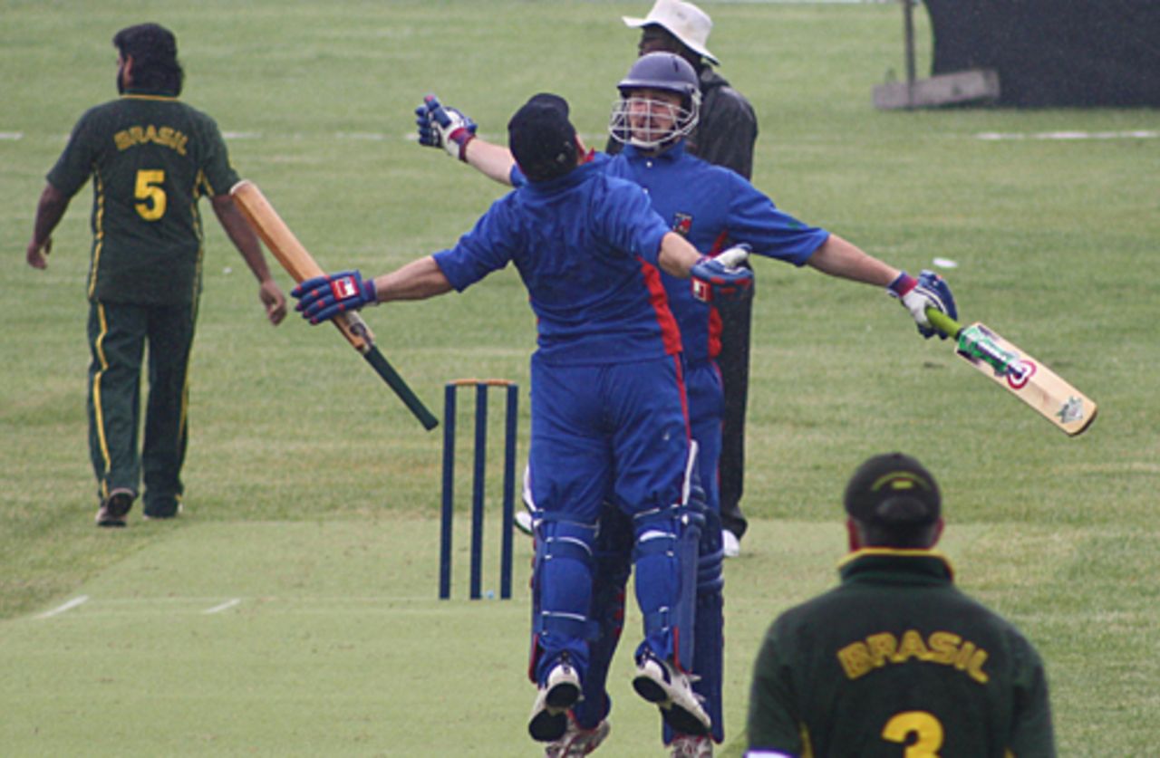Chile's Ian Walker and Tristan Bradbrook celebrate a four in style, ICC Americas Division 3, Santiago, October 10, 2009