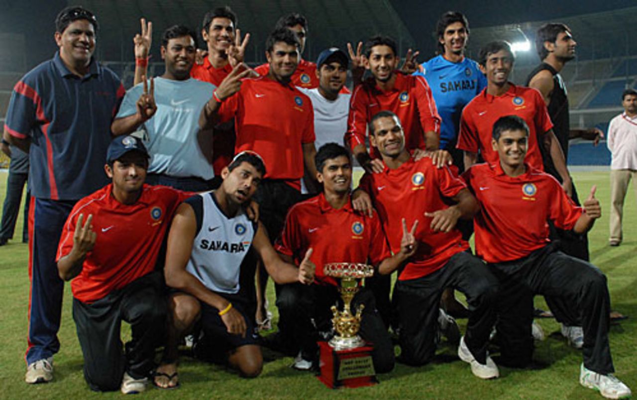 India Red pose with the Challenger Trophy, India Blue v India Red, NKP Salve Challenger Trophy final, Nagpur, October 11, 2009