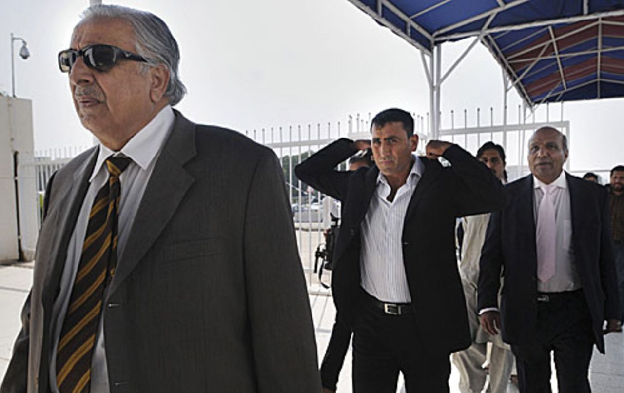 Ijaz Butt, Younis Khan and Intikhab Alam arrive for a meeting in parliament, Islamabad, October 13, 2009 