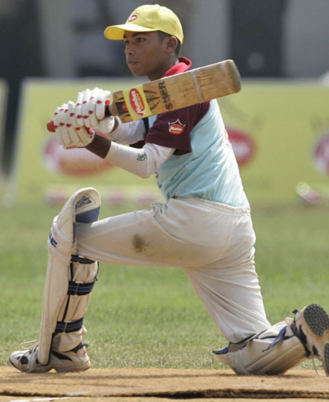 Akshu Fernando sweeps, St Peters College v Richmond College, Glucofit Cricket Sixes, Colombo, October 18, 2009