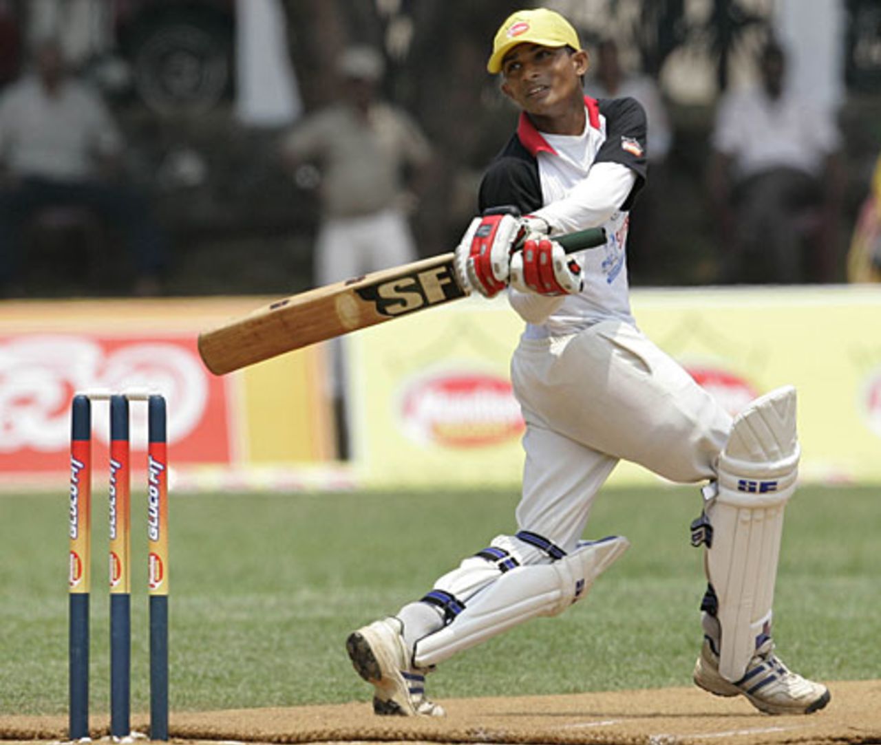 Hashan Perera goes on the attack, Mahanama College v St. Joseph's College, Glucofit Cricket Sixes, Colombo, October 18, 2009