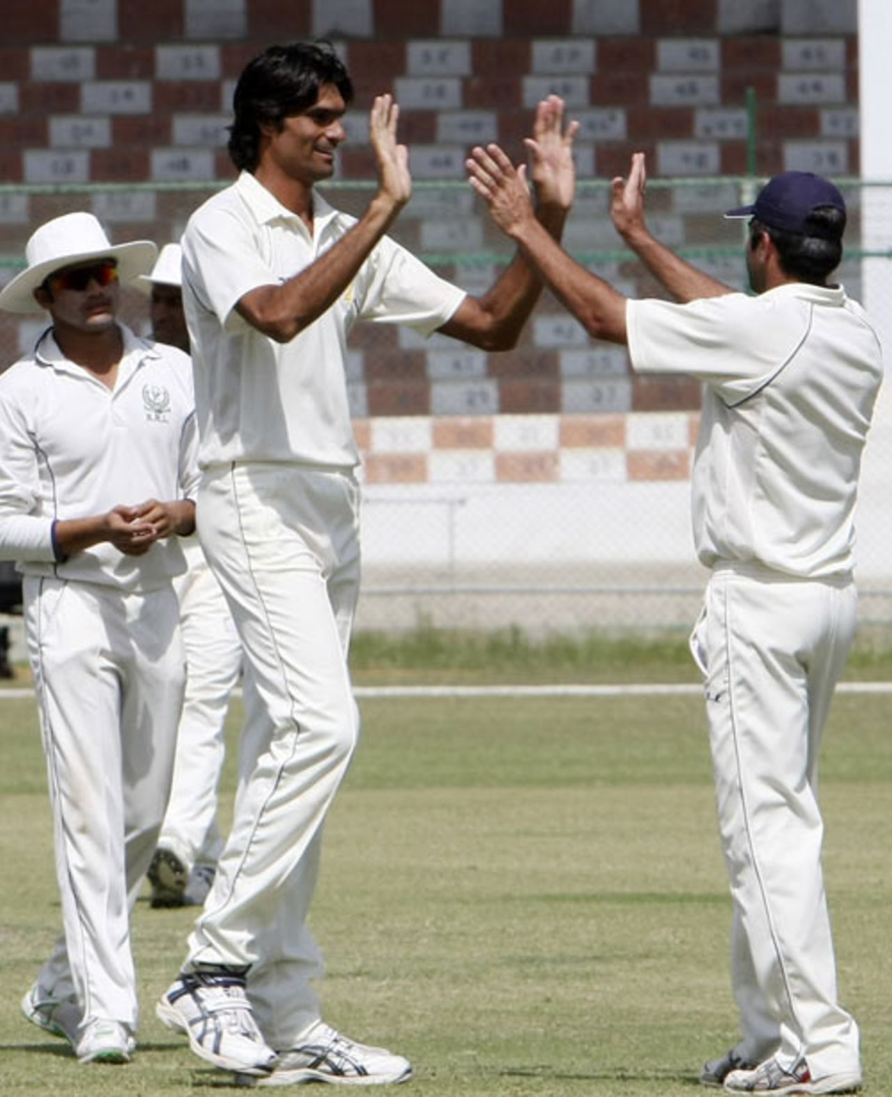 Mohammad Irfan is one of the tallest first-class cricketers from Pakistan, Habib Bank Limited v Khan Research Laboratories, Quaid-e-Azam Trophy, Karachi, 3rd day, October 18, 2009
