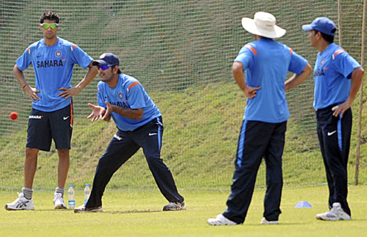 MS Dhoni takes part in a fielding drill, Mumbai, October 21, 2009