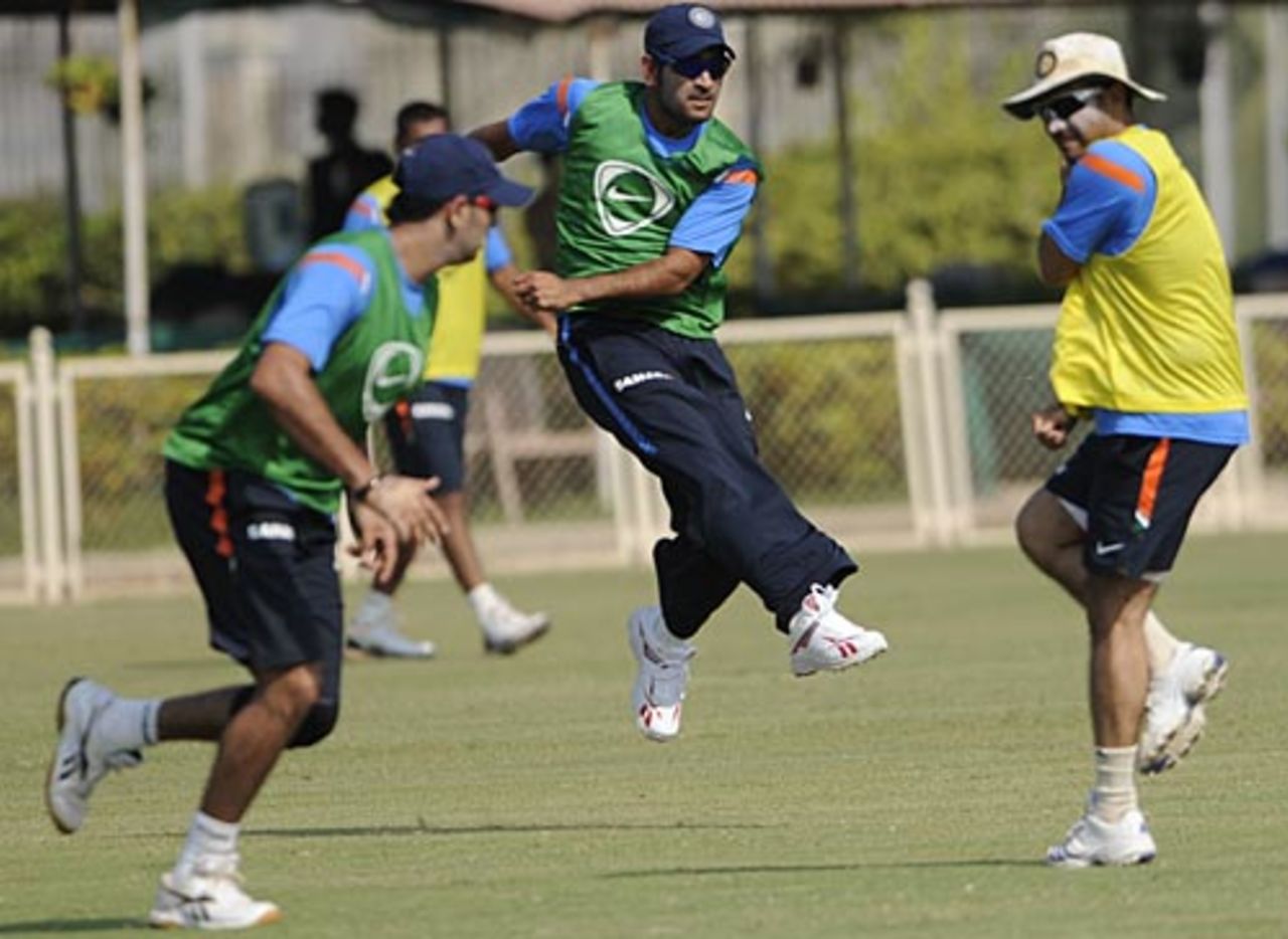 MS Dhoni, Virender Sehwag and Yuvraj Singh warm-up, Mumbai, October 22, 2009