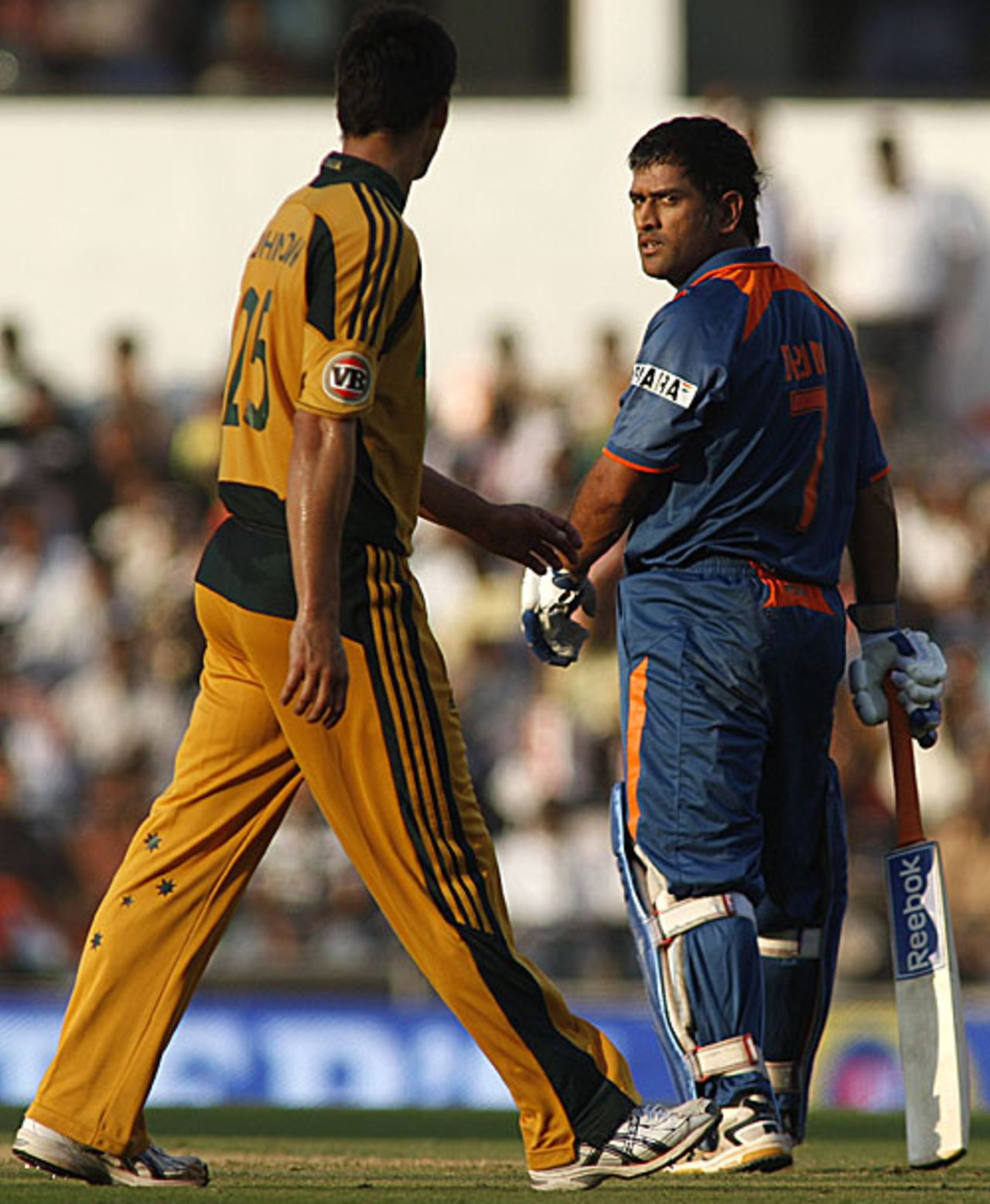 MS Dhoni isn't terribly pleased with Mitchell Johnson, India v Australia, 2nd ODI, Nagpur, October 28, 2009