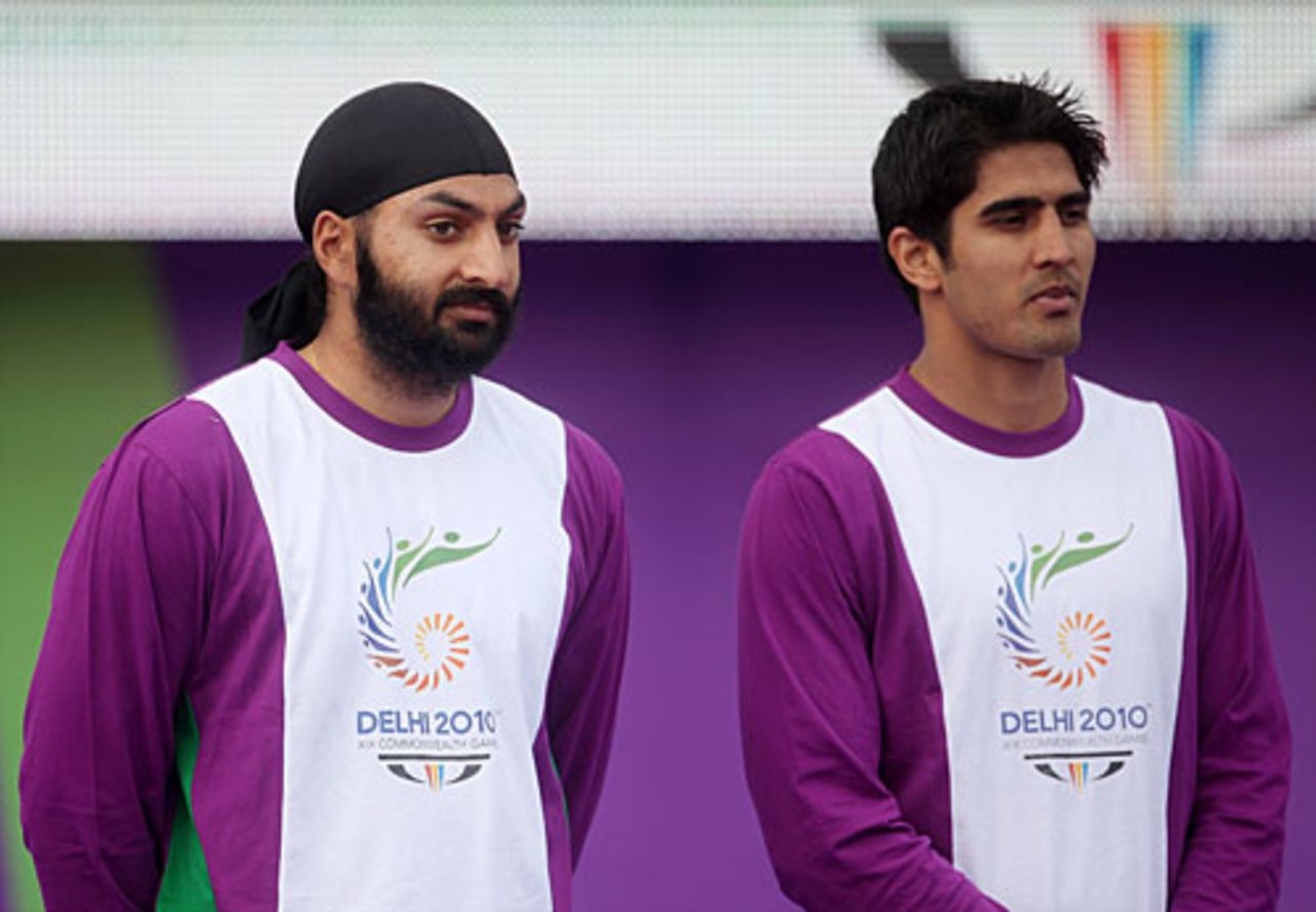 Monty Panesar and Olympic medalist Vijender Singh at the launch of the XIX Commonwealth Games Queen's Baton Relay, London, October 29, 2009