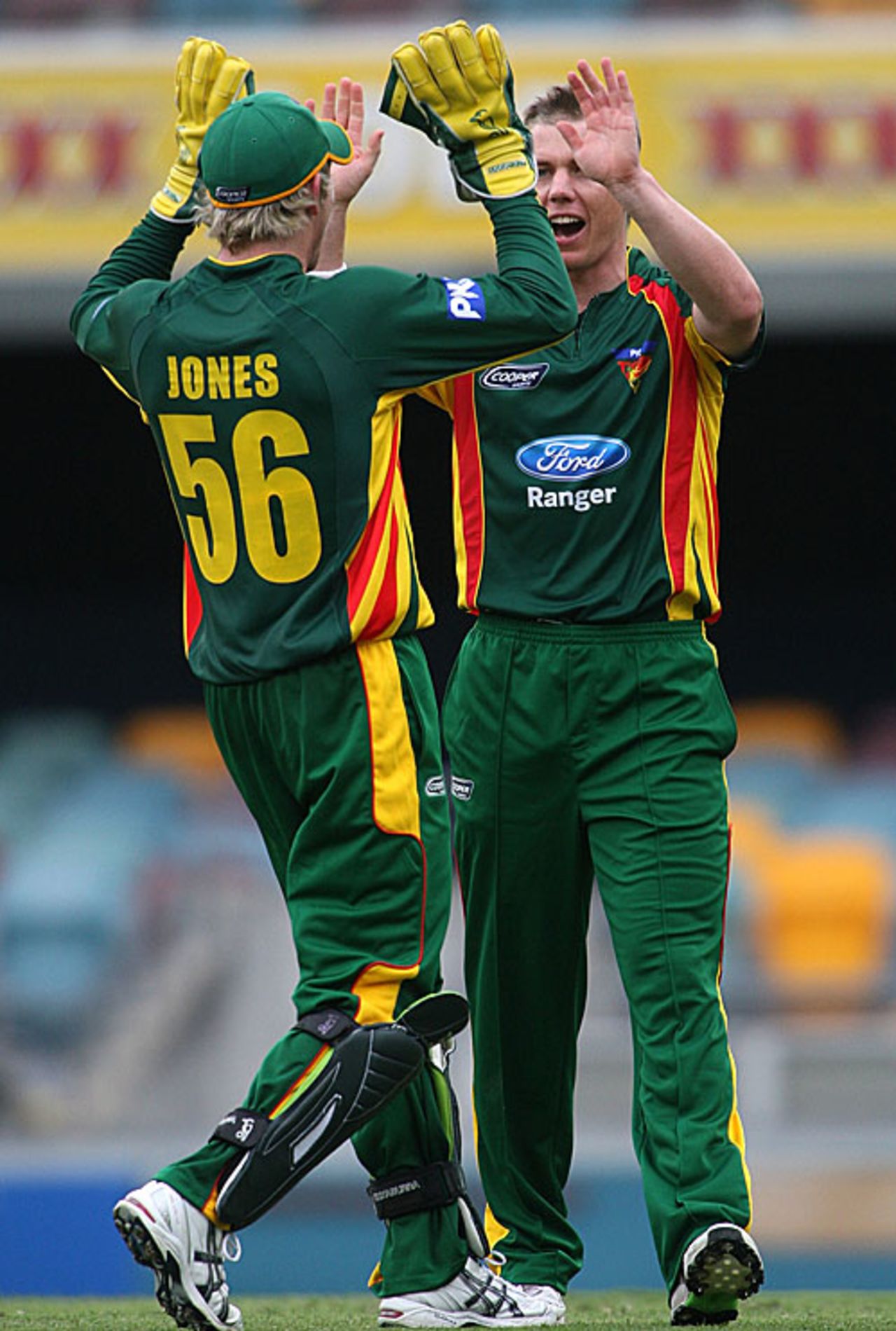 Brady Jones and Xavier Doherty celebrate a wicket, Queensland v Tasmania, FR Cup, Brisbane, October 30, 2009