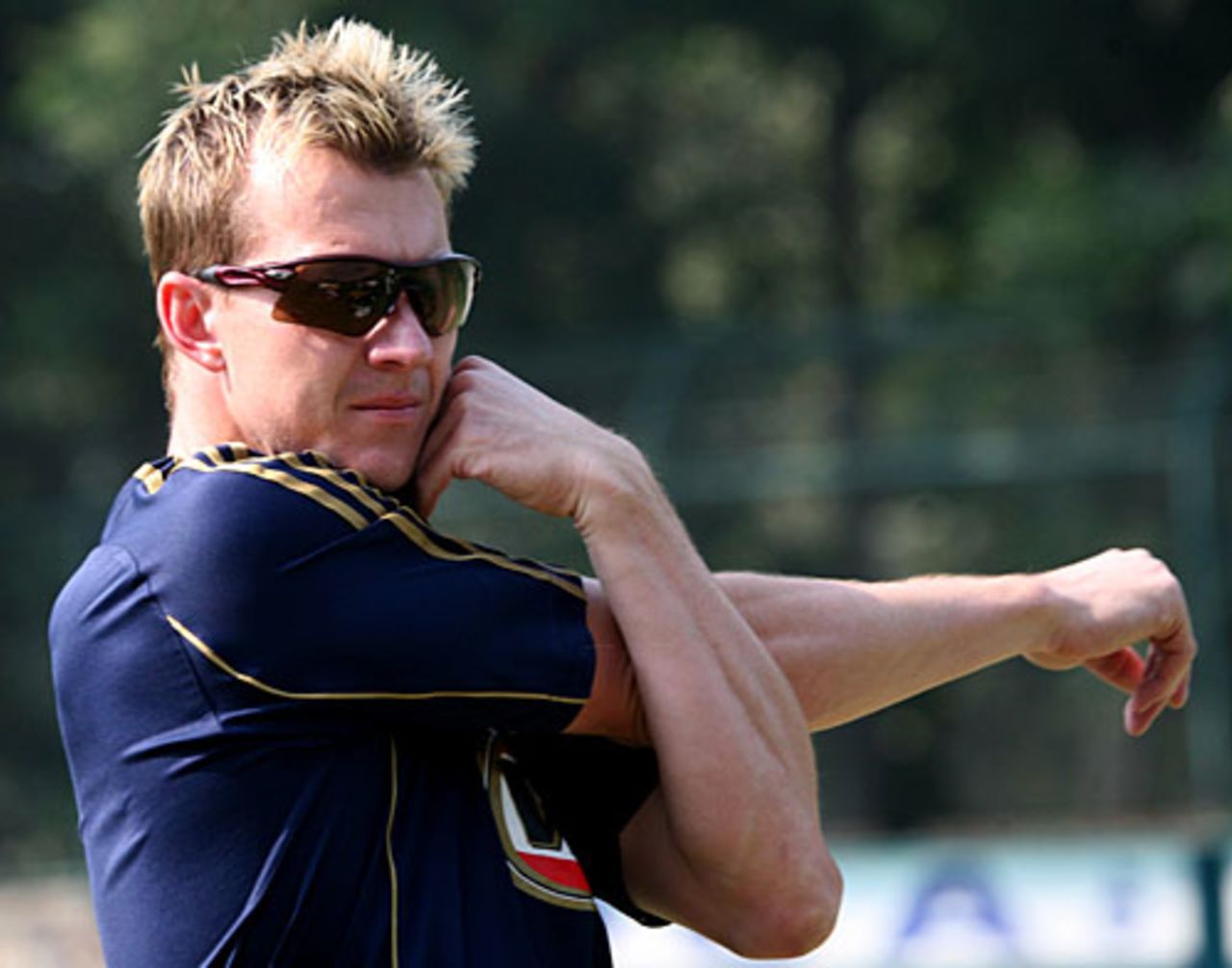 Brett Lee warms up, New Delhi, October 30, 2009