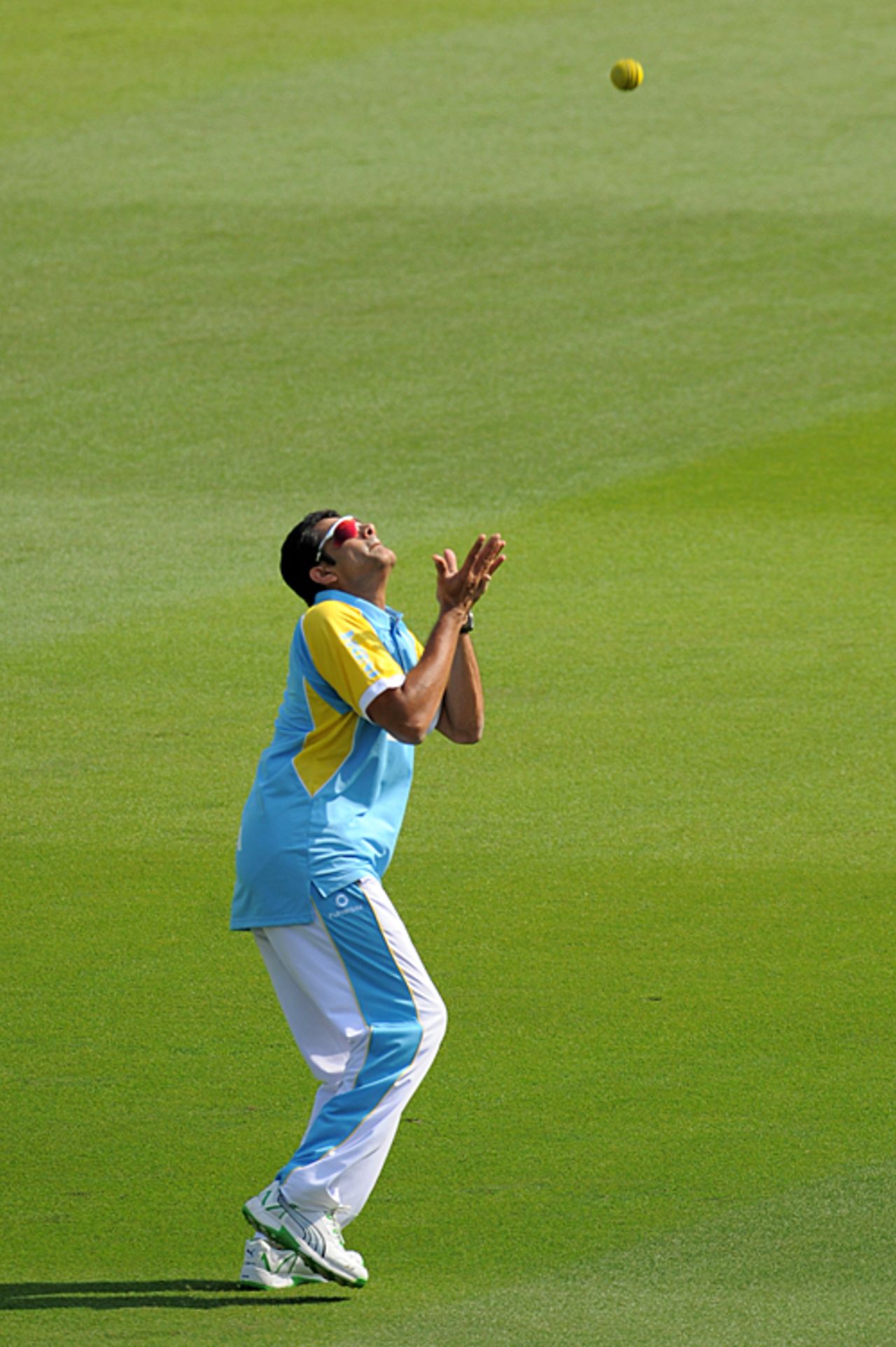Anil Kumble settles under a catch, England v India, Hong Kong Cricket Sixes, Kowloon, October 31, 2009