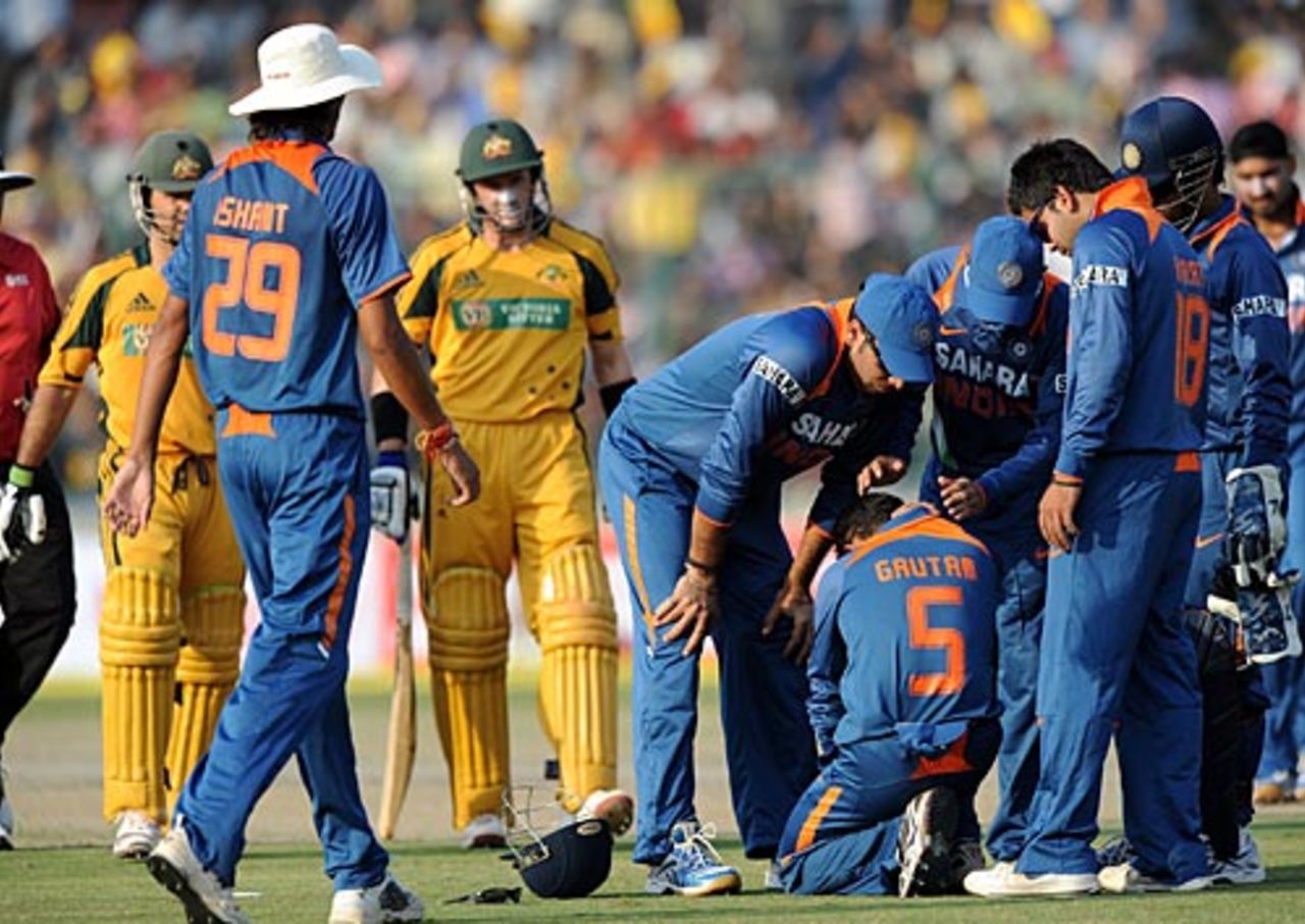 Indian players check on Gautam Gambhir after he was hit on the head, India v Australia, 3rd ODI, Delhi, October 31, 2009