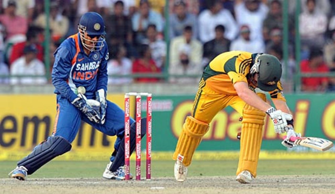 MS Dhoni fumbled several times before catching Cameron White, India v Australia, 3rd ODI, Delhi, October 31, 2009