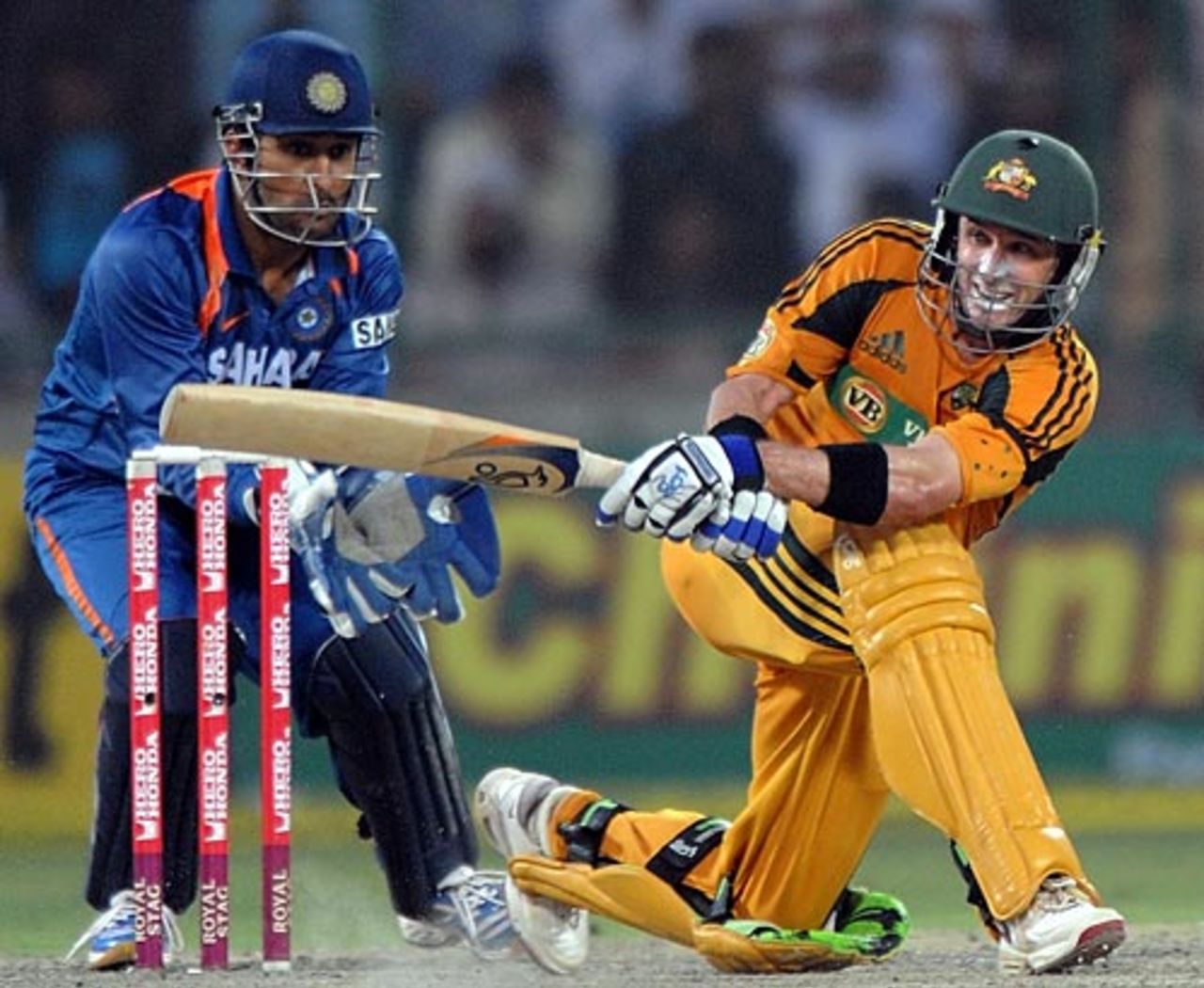 Michael Hussey plays through leg, India v Australia, 3rd ODI, Delhi, October 31, 2009