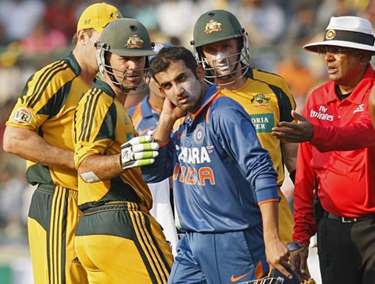 Gautam Gambhir got hit on his neck, India v Australia, 3rd ODI, Delhi, October 31, 2009