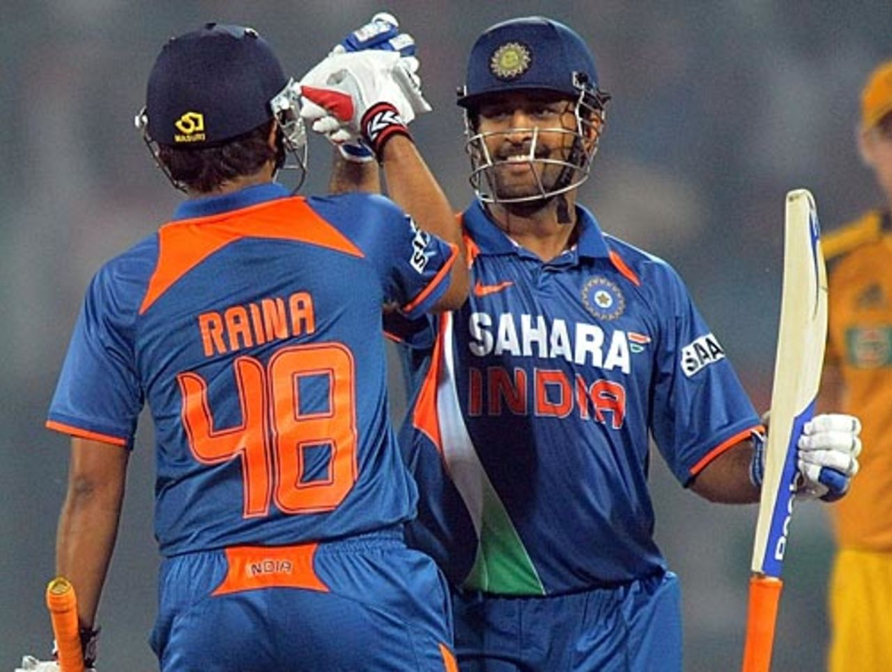 MS Dhoni and Suresh Raina completed the victory, India v Australia, 3rd ODI, Delhi, October 31, 2009