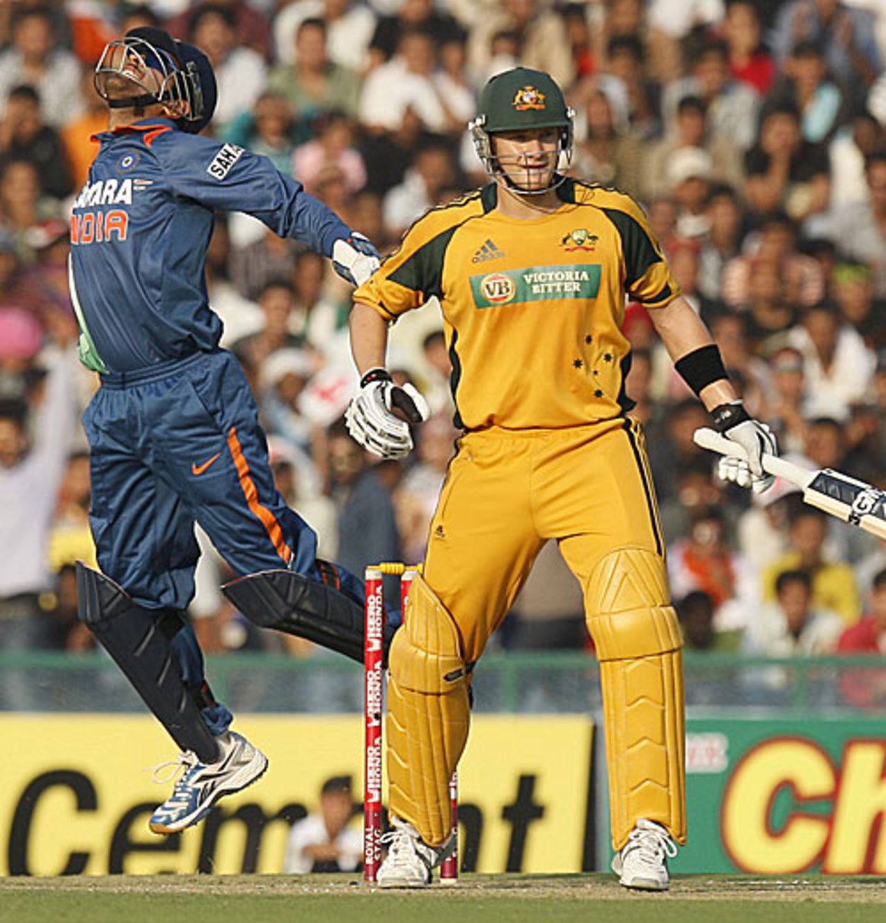 MS Dhoni snaps up the edge to get rid of Shane Watson, India v Australia, 4th ODI, Mohali, November 2, 2009