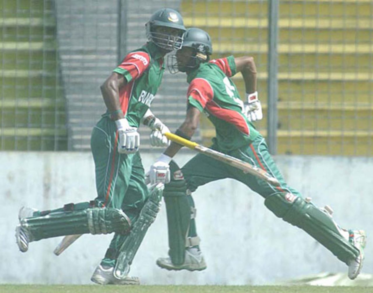 The Bangladesh batsmen scamper through for a quick single, Bangladesh Under-19 v England Under-19, 6th Youth ODI, Dhaka