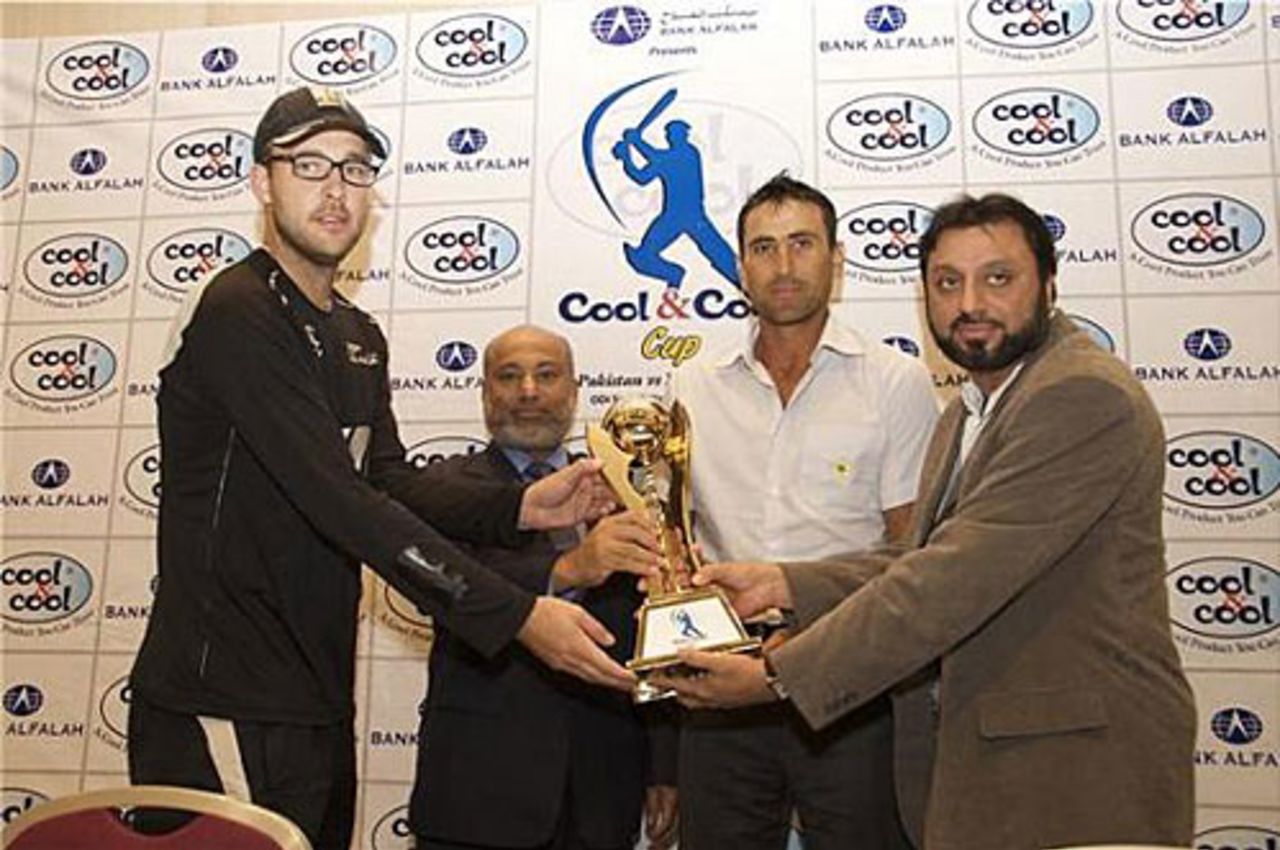 Daniel Vettori and Younis Khan pose with the series trophy, Abu Dhabi, November 2, 2009