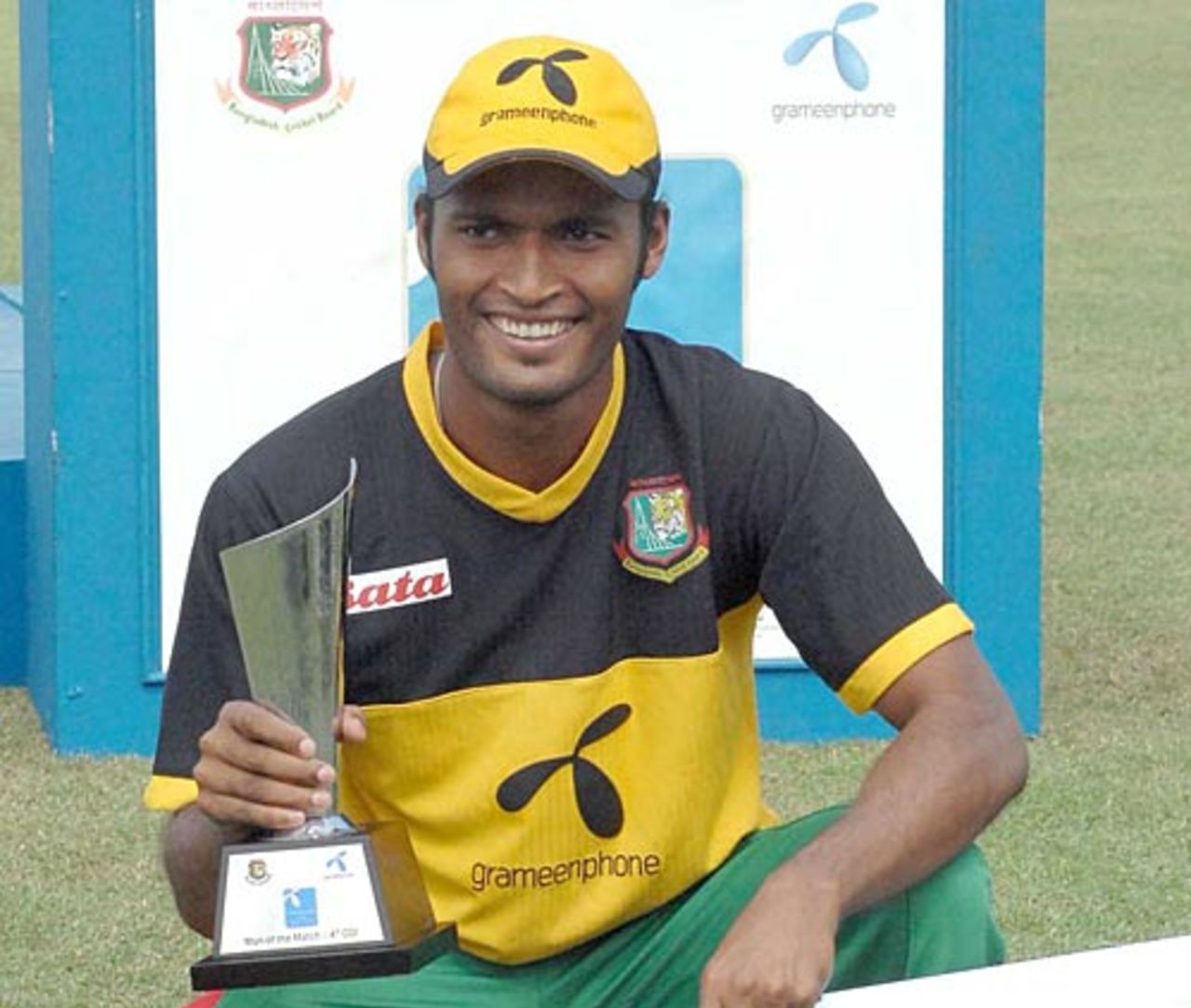 Nazmul Hossain with his Man-of-the-Match award, Bangladesh v Zimbabwe, 4th ODI, Chittagong, November 3, 2009
