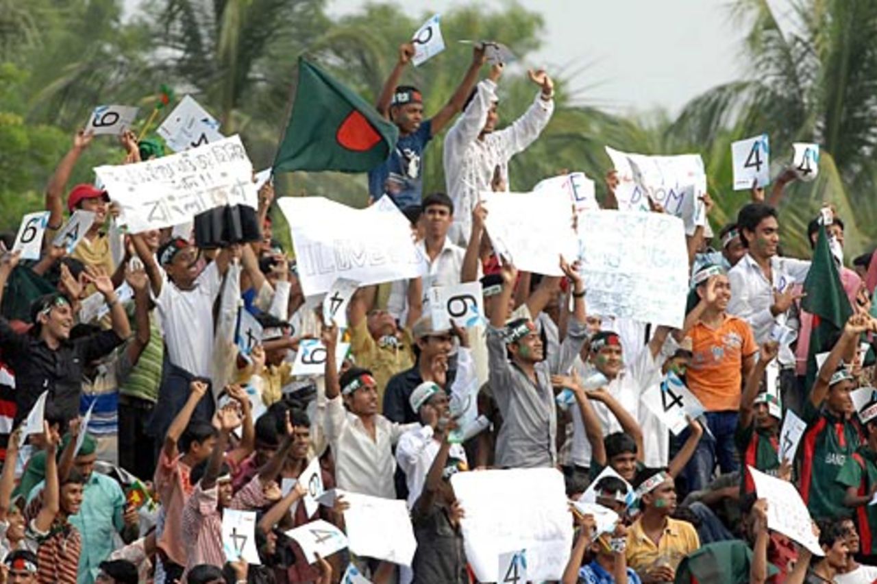 Bangladesh fans cheer as Zimbabwe collapse, Bangladesh v Zimbabwe, 4th ODI, Chittagong, November 3, 2009