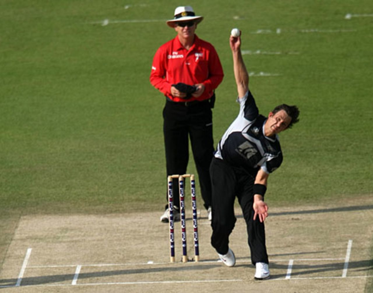 Shane Bond steams in, Pakistan v New Zealand, 1st ODI, Abu Dhabi, November 3, 2009