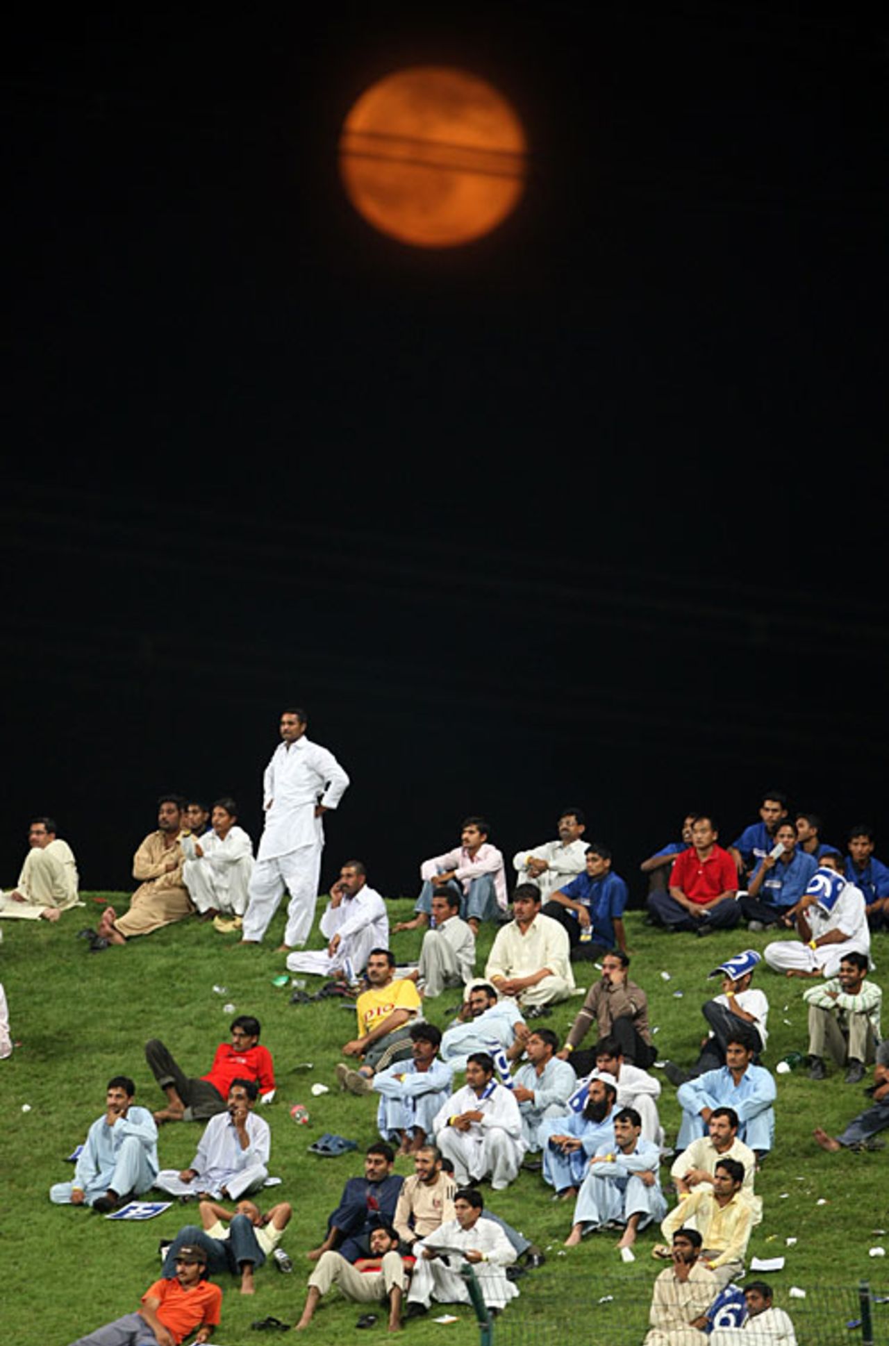 Fans await a thrilling chase under lights, Pakistan v New Zealand, 1st ODI, Abu Dhabi, November 3, 2009