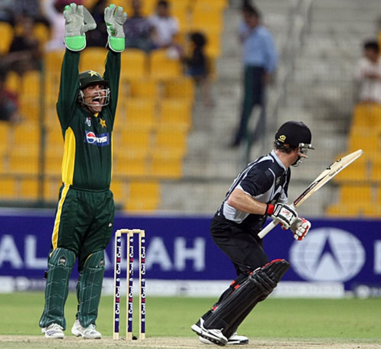 Kamran Akmal successfully appeals for an lbw against Aaron Redmond, Pakistan v New Zealand, 1st ODI, Abu Dhabi, November 3, 2009